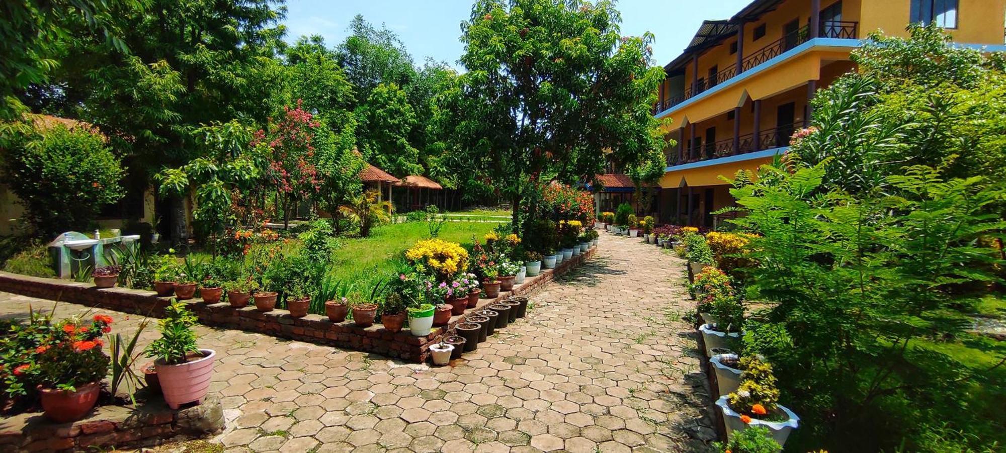 Mr. B'S Place Bardiya Bagian luar foto